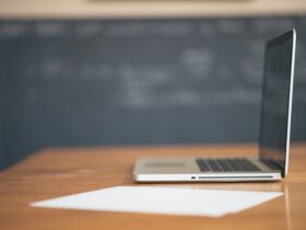 fałszywymi informacjami